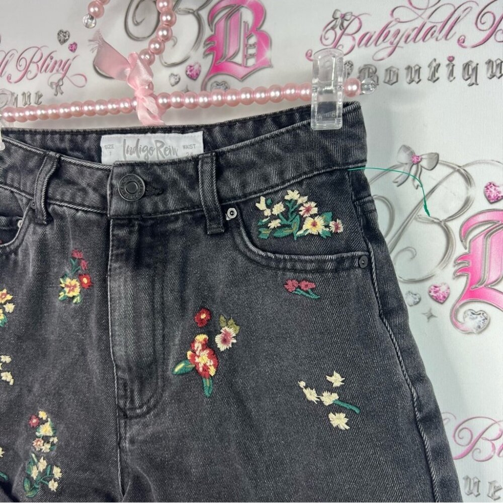 Indigo Rein shorts mini flowers distressed Black Floral Embroidered Jean Shorts - Picture 4 of 7